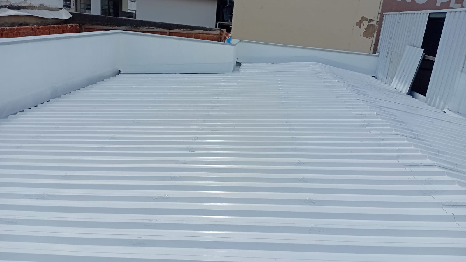 Telhado metálico trapezoidal impermeabilizado em branco